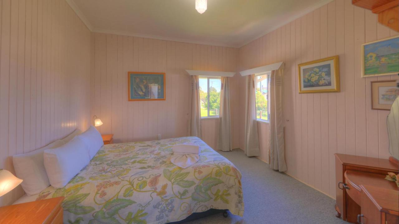 The Vines & Motel 4*