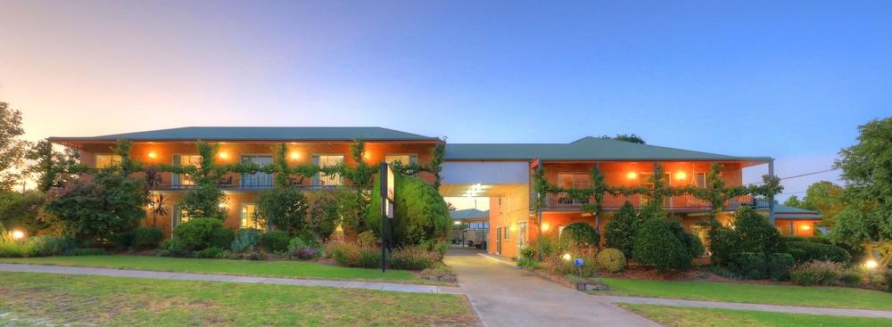 Motel The Vines & 4*